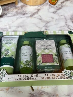 Source Unknown Green Botanical Bath & Body Gift Set